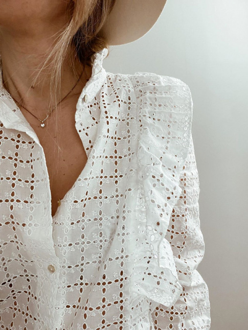 Chemise en dentelle anglaise + trs fin collier + blondeur = le bon mix