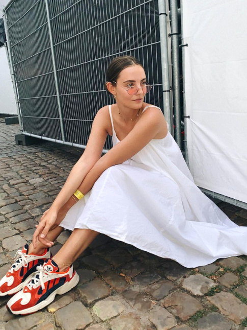 Robe estivale blanche  fines bretelles + baskets colores = le bon mix