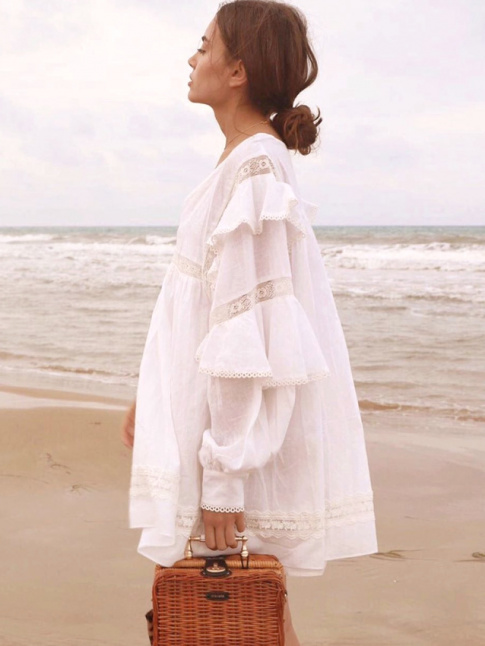 Courte et immacule, cette mini robe peut se permettre le mix volants/dentelle