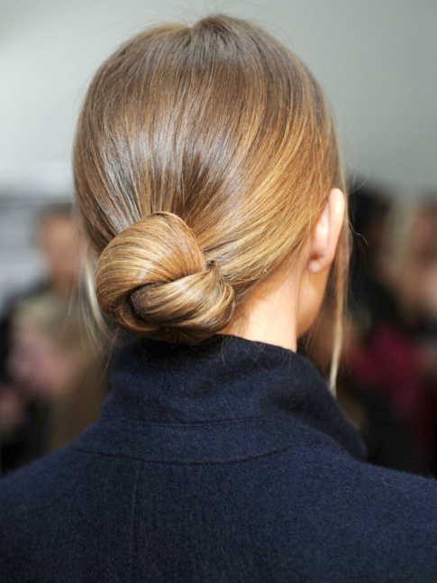 Mlant chic et minimalisme, ce mix chignon/col bleu marine a tout bon !