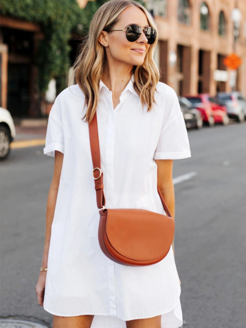 Oui  l'ensemble robe chemise courte/sac fauve/lunettes aviateur !