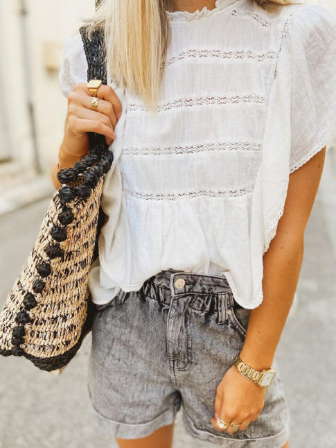Rien de tel qu'une blouse blanche romantique pour patiner la dgaine grunge d'un short noir dlav !