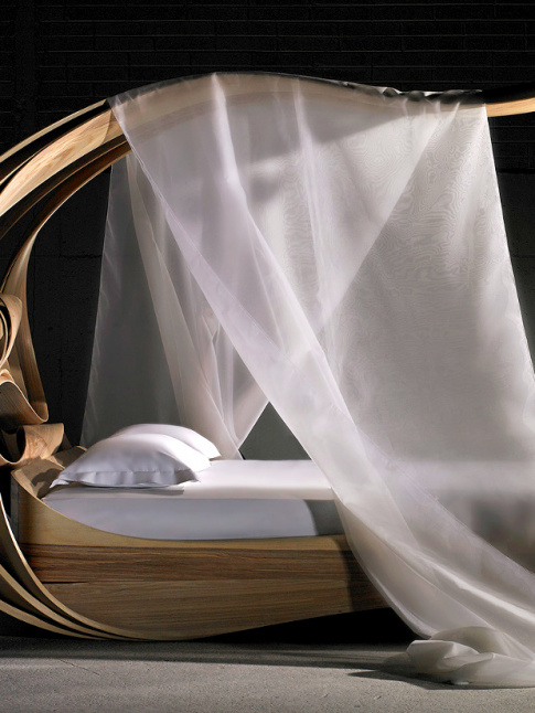 Mlant posie moderne et influence art dco, le lit  baldaquin cr par Joseph Walsh laisse rveur...