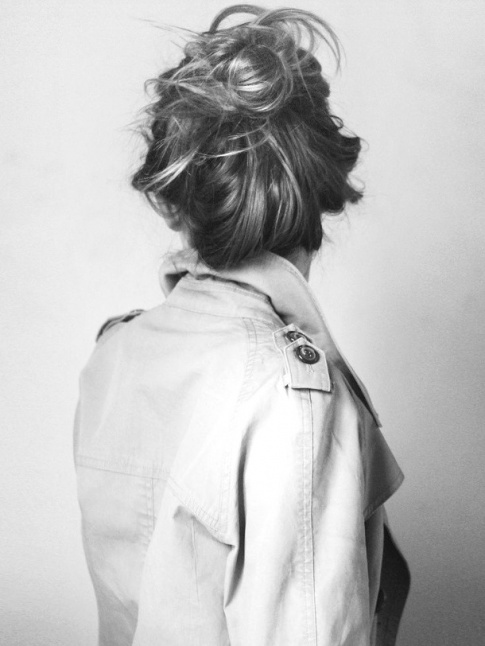 Intemporel, chic et dsinvolte, le duo trench + chignon coiff/dcoiff flou n'en finit pas de sduire !