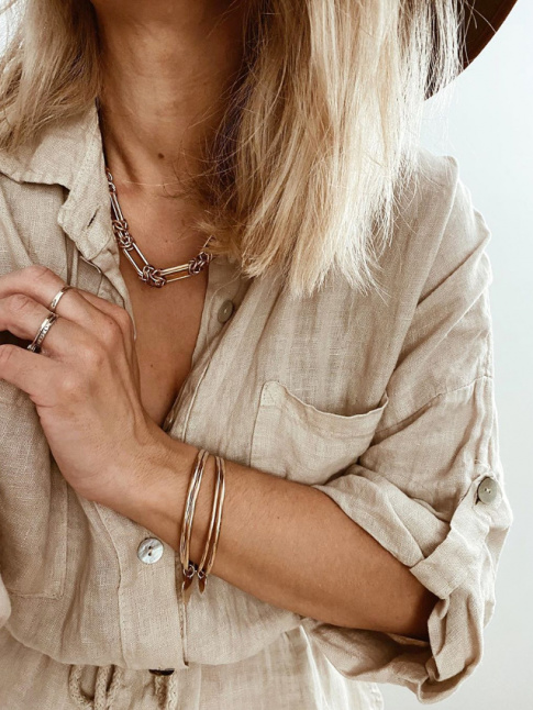 Oui au lin beige gay de quelques bijoux dors !