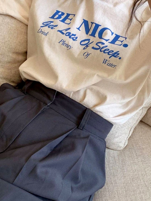Tee-shirt esprit vintage + pantalon large  pinces = le bon mix