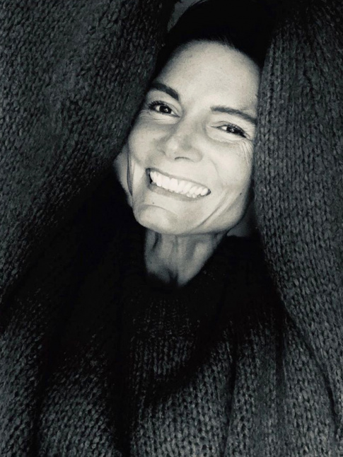 Maxi sourire + cheveux courts + ample pull cosy = le bon mix