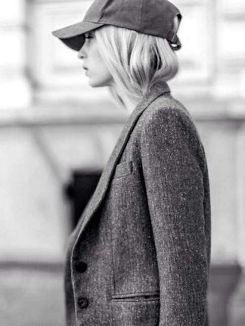 Casquette + blazer en drap de laine chin = le bon mix