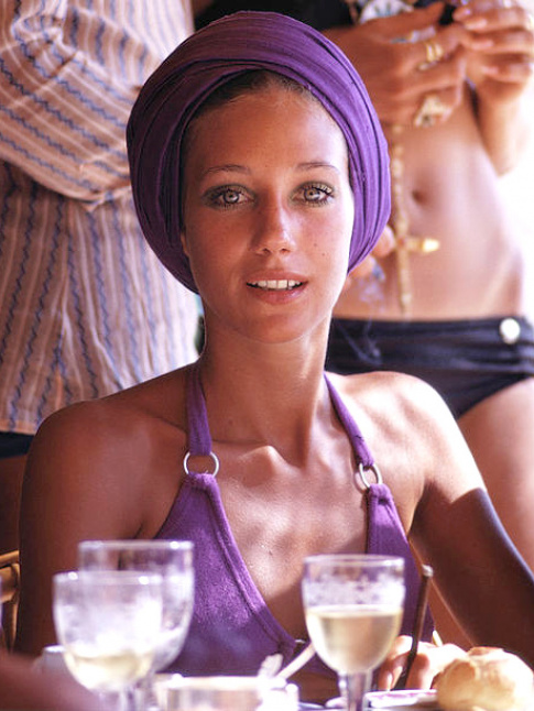 Violet + peau bronze = le bon mix