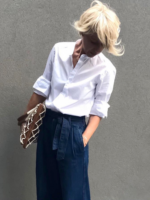 Mlant grce naturelle, pices simples de qualit et cheveux indompts, ce look a tout bon !