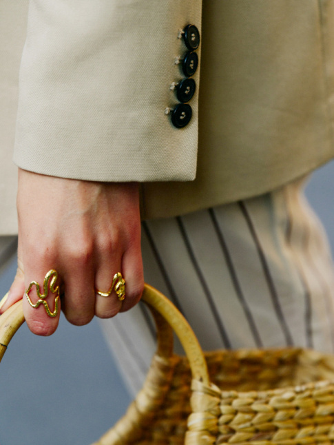 Blazer sable + bagues abstraites dores + panier en osier = le bon mix