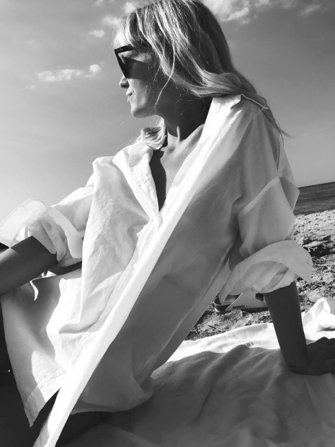 La chemise d'homme blanche trop grande : la plus chic des sorties de bain !