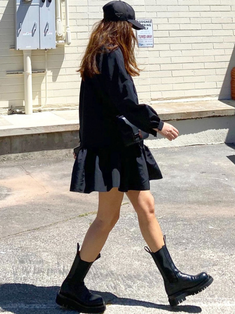 Baby doll + boots massives + casquette = le bon mix