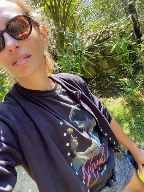 Petit gilet classique + tee-shirt kitsch = le bon mix