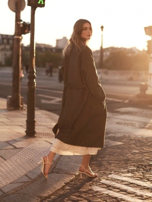 Long manteau masculin + tenue extrmement fminine = le bon mix