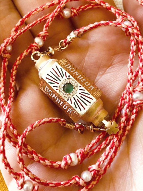 Wanted : un bijou talisman susceptible de nous porter chance et de drider nos chemises en jean !