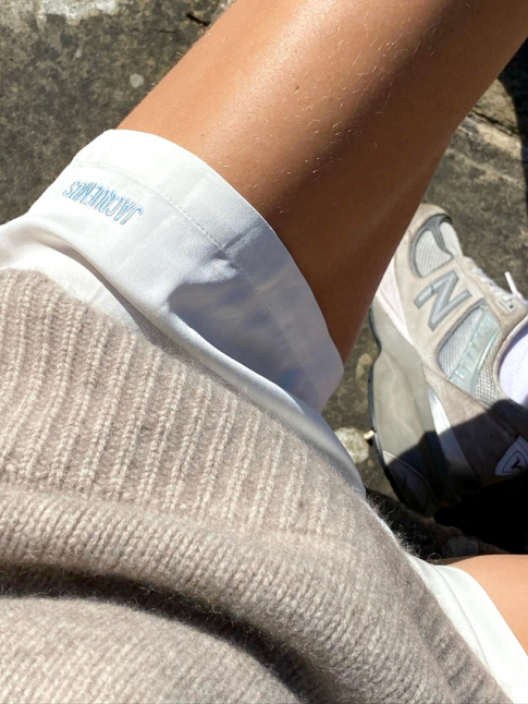 Short de tennis blanc + pull camel douillet + bronzage = le bon mix