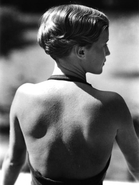 Oui au maillot de bain dos nu rhauss par une coupe courte lgrement sophistique !