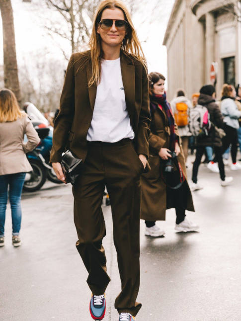 Oui au costume port en mode casual !