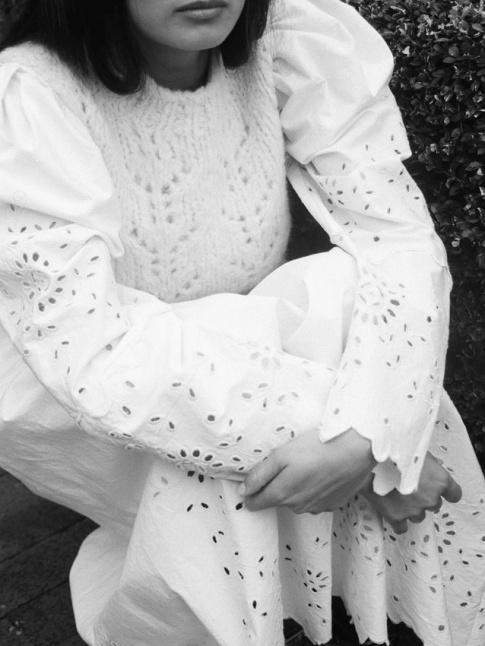 Le petit pull sans manches : la solution pour faire durer les robes d't !