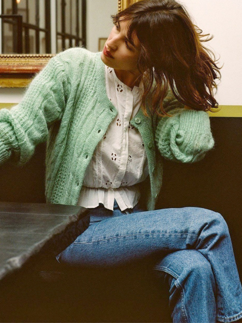 Rien de tel qu'un cardigan vert d'eau pour rehausser le duo jean/blouse blanche !