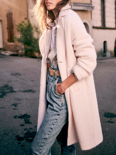 Mlant superpositions lgres et jean sortant lgrement de l'ordinaire, ce look a tout bon !