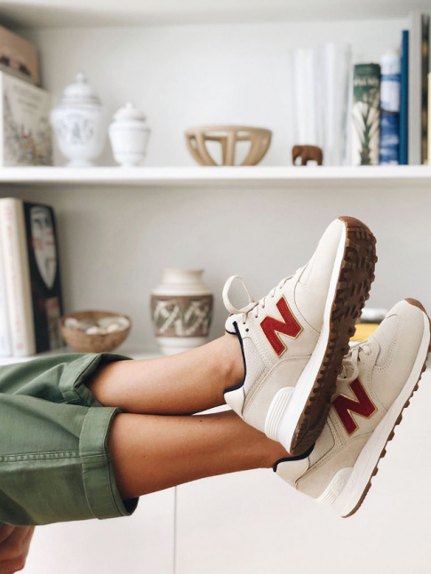 Chino kaki + New Balance rouge et grge = le bon mix