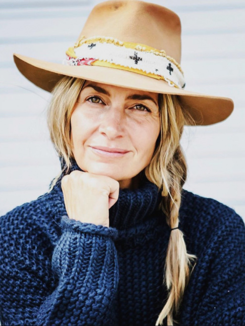 Regard lumineux + pull bleu marine + tresse coiffe/dcoiffe = le bon mix