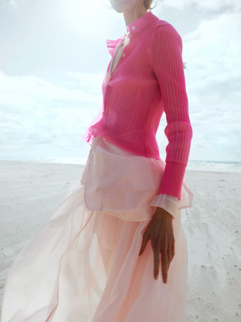 Robe du soir diaphane rose ple + fin gilet rose post-it = le bon mix