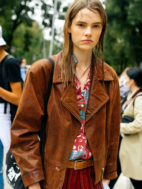 Oui au duo petit blouson en cuir marron/chemise hawaenne dans les tons rouge et bleu gris !