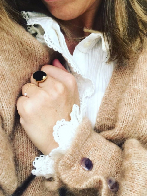 Maille douillette oversize + chemise raffine = le bon mix