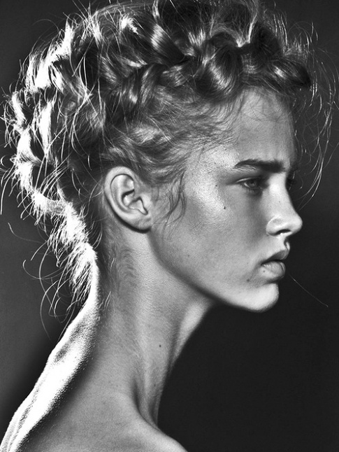 Rien de tel qu'une coiffure sophistique lgrement dcoiffe pour flirter avec le sublime !