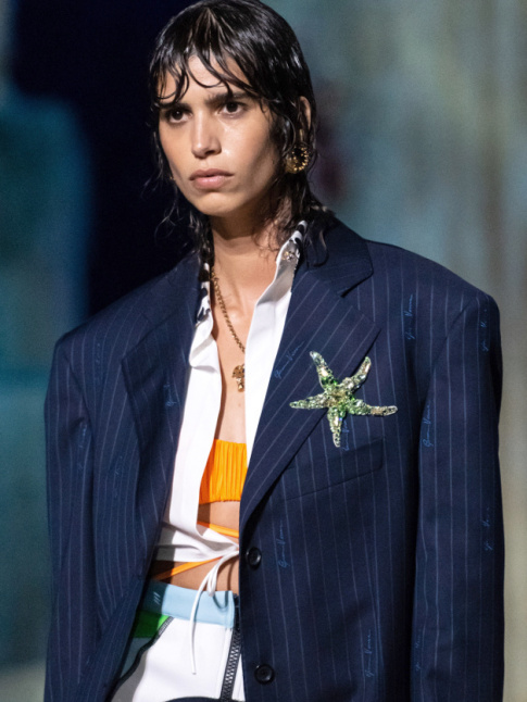 Blazer masculin + broche toile de mer = le bon mix