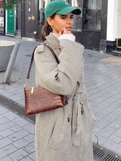 Trench ample  petits carreaux + sac chic esprit vintage + casquette de baseball = le bon mix