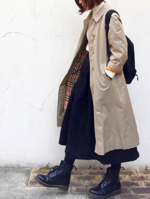 Doc Martens + jupe mi-longue + trench = le bon mix
