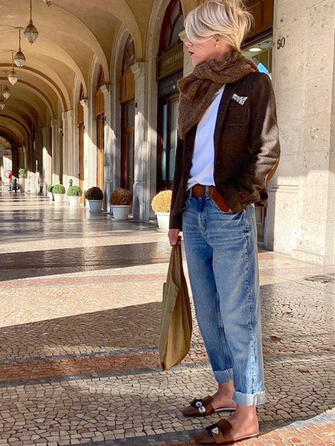Port avec des atours marron subtilement chics, le jean boyfriend gagne en caractre