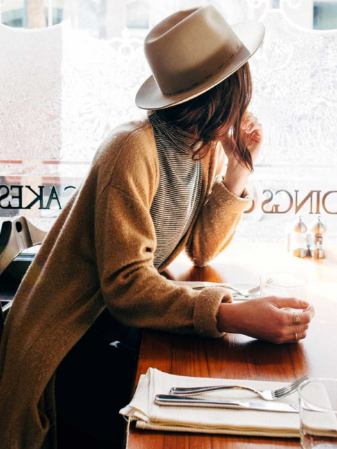 Mlant maille douillette, fines rayures et feutre beige, ce look automnal a tout bon !