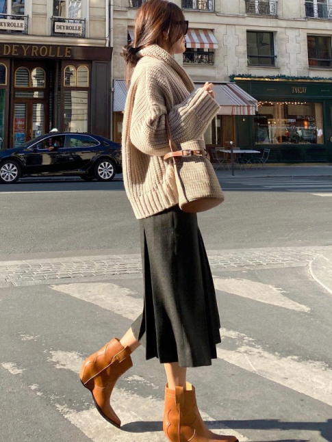 Gilet en grosse maille + jupe midi + neo santiags = le bon mix