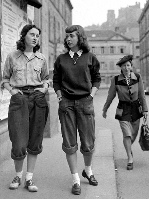 Il suffirait que ces pantalons soient un peu moins retrousss pour que ces looks forties soient parfaitement d'actualit !