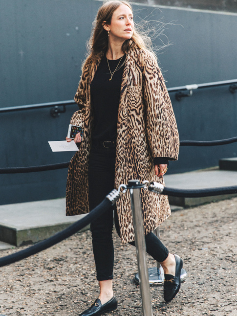 Lorsqu'il s'accompagne d'un ensemble monochrome, l'imprim animalier peut se permettre toutes les audaces
