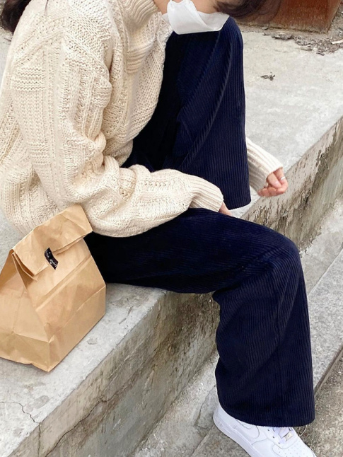 Wanted : un pantalon large en velours bleu marine !