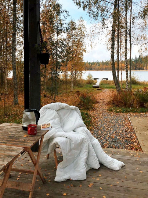 Une couette + un bon livre + des litres de th chaud + des couleurs automnales = le bon mix