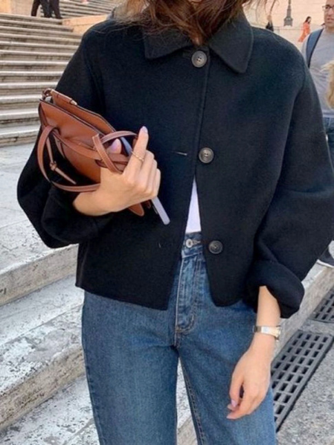 Avec son aura subtilement rtro, ce manteau court lgrement ample a tout bon !
