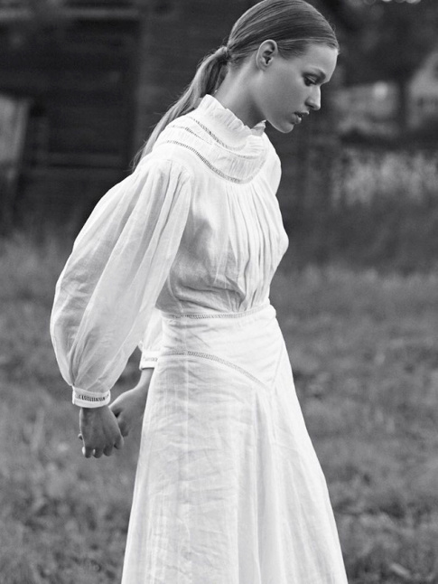 Wanted : une robe blanche faussement dsute  twister avec une paire de bottines  semelles crantes !