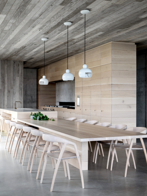 Plafond en lattes de bois gris + sol en bton cir = le bon mix