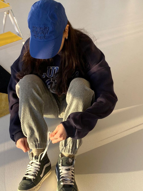 Pantalon de jogging en velours ctel + sweat bleu marine + Vans montantes = le bon mix