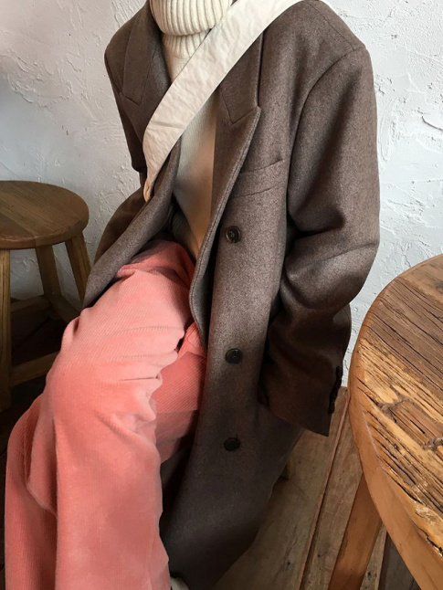Insrer une pice de couleur subtilement girly au sein d'un look masculin est souvent une bonne ide !