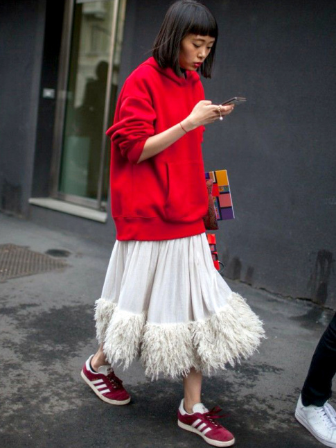 Ne jamais hsiter  recycler sa tenue de rveillon au sein d'un look casual !