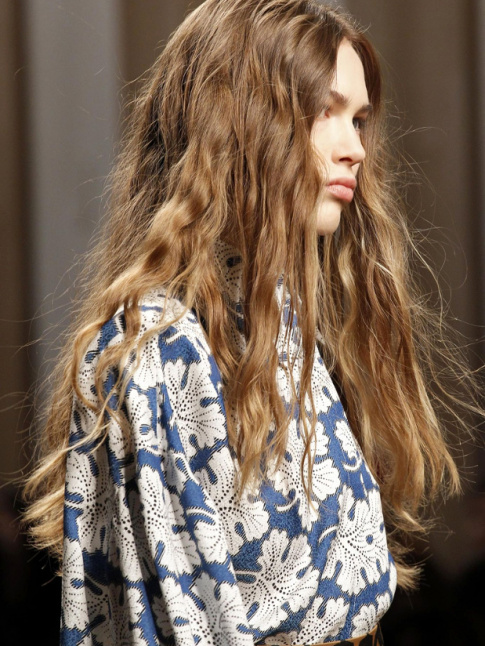 Oui aux tresses sur cheveux mouills permettant de jolies ondulations au rveil !