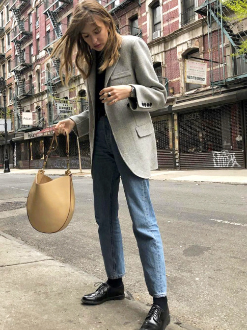 Blazer un peu long + jean droit un peu court + chaussures masculines = le bon mix